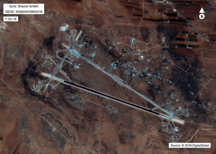 シリア、ホムス県シャイラト空軍基地の上空写真。2017年4月6日、米軍による巡航ミサイル攻撃を発表した後、国防省が公開。