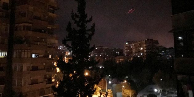 航空機を迎撃する閃光がダマスカス上空で見られた＝4月14日未明