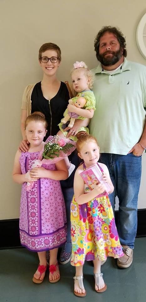 Dina Zirlott en 2018 avec son mari Lance et leurs filles Aine (7 ans), Ariadne (5 ans) et Asher (3 ans).