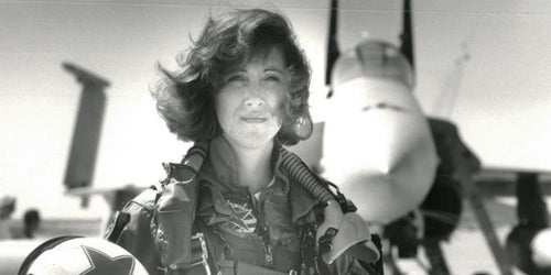 旅客機エンジン爆発、冷静に対処した女性機長は、元米海軍のFA