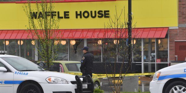 裸にコートの男がレストランで銃乱射、少なくとも4人死亡　容疑者は裸で逃走。