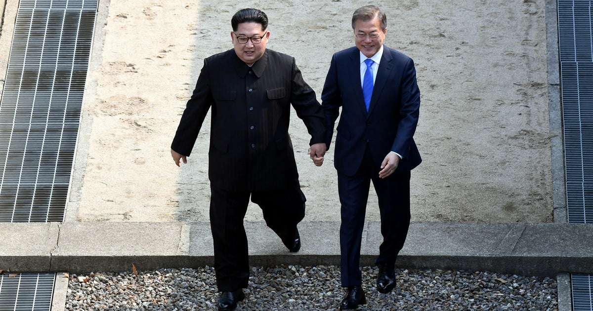 南北首脳会談に向けサプライズ。金正恩氏と文在寅大統領が、手をつない