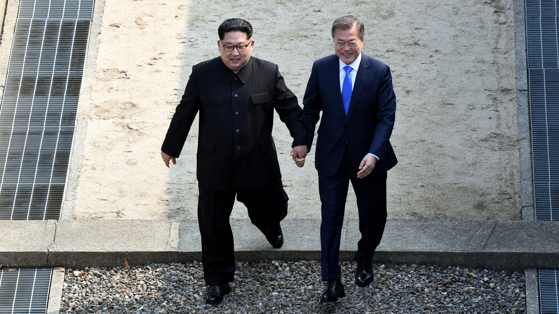 南北首脳会談に向けサプライズ。金正恩氏と文在寅大統領が、手をつない