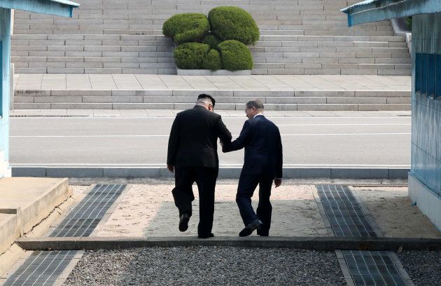 手をつないだまま軍事境界線を越え、北朝鮮側に入る金正恩氏（左）と文在寅氏＝板門店