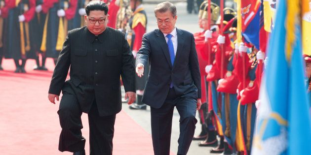 並んで歩く金正恩委員長（左）と文在寅大統領（4月27日撮影）