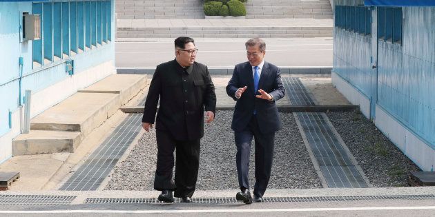 韓国・文在寅大統領と北朝鮮・金正恩委員長。2018年4月27日、板門店。