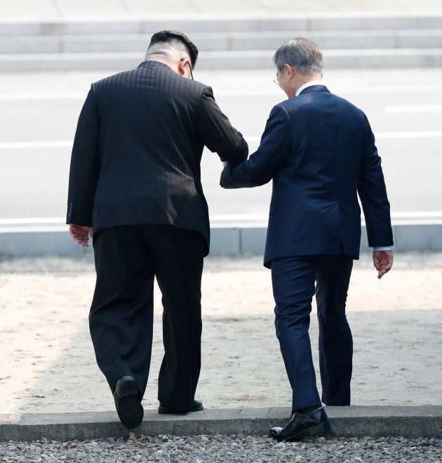軍事境界線を越え、北朝鮮側に入る金正恩氏（左）と文在寅氏＝4月27日、板門店