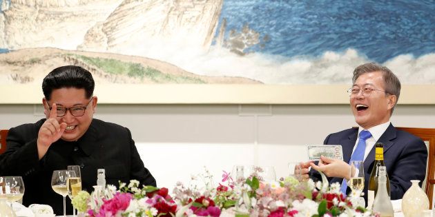 金正恩・朝鮮労働党委員長（左）と文在寅・韓国大統領。南北首脳会談の晩餐会の様子。2018年4月27日、板門店。