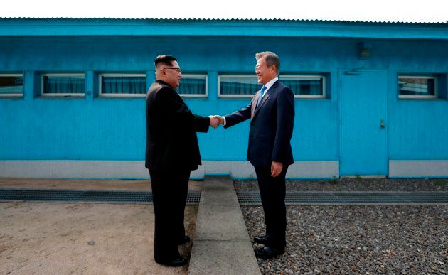 2018年4月27日、板門店の軍事境界線をはさんで握手する北朝鮮の金正恩・国務委員長（左）と韓国の文在寅大統領