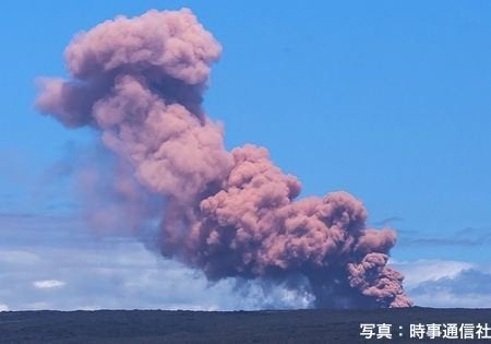 日本時間4日、米ハワイ島のキラウエア火山の上空に立ち上る噴煙（ＡＦＰ＝時事）