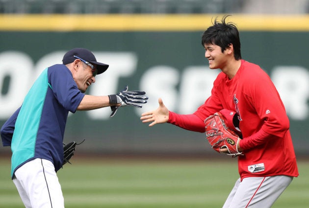 イチロー 駆け寄る大谷翔平をヒラリと神回避 最後はみんな笑顔に 動画 ハフポスト