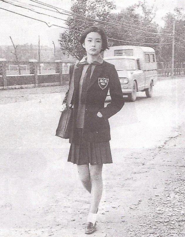 謎の女子高生の正体は 45年前に撮影されたモノクロ写真がカッコよすぎる ハフポスト