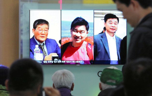 ソウル駅で今月３日、北朝鮮に抑留されていた（左から）キム・ドンチョル氏、トニー・キム氏、キム・ハクソン氏の３人についての報道を見る市民ら＝ＡＰ