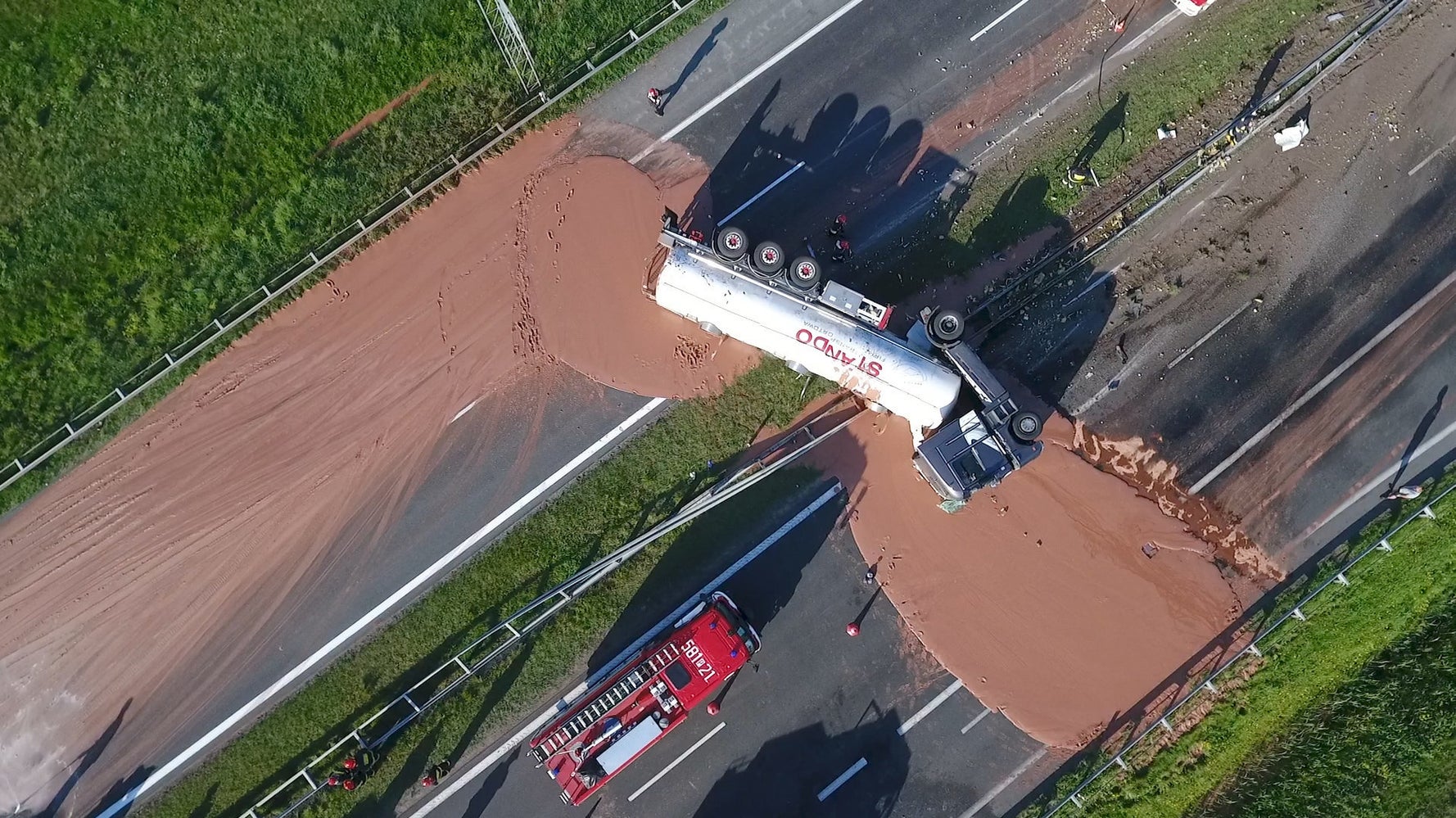 なんてこった 高速道路が12トンのチョコレートで覆われる タンクローリーが横転 ハフポスト World