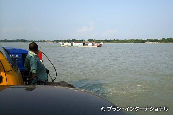 ボルグナ県を目指して川を渡る