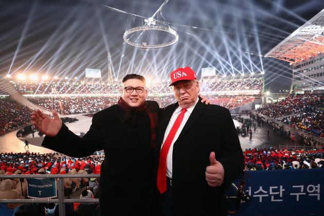 平昌冬季オリンピック開会式に現れた、金正恩・北朝鮮委員長とアメリカのトランプ大統領のコスプレをした人物。2018年2月9日、韓国・平壌。
