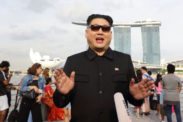 金正恩・北朝鮮委員長のコスプレをする「ハワード・X」氏。2018年5月27日、シンガポール
