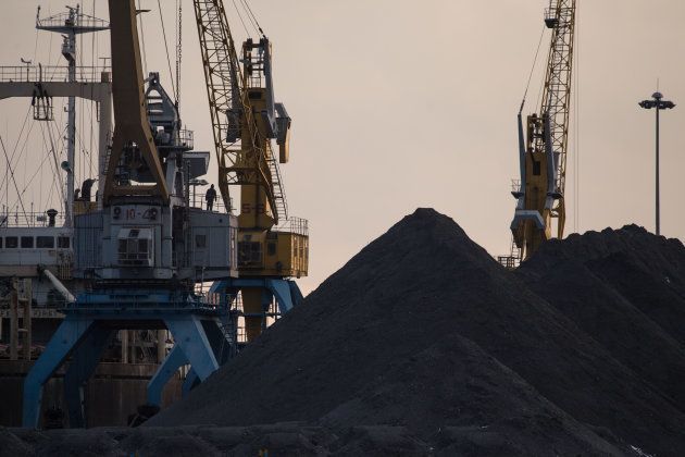 羅先の港に積み上げられた石炭 (Photo credit should read ED JONES/AFP/Getty Images)