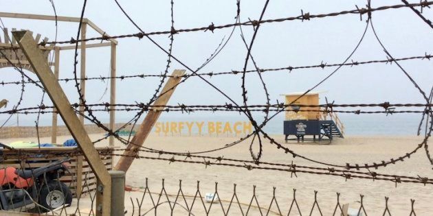 有刺鉄線をくぐった先に広がるサーファーズビーチ「SURFYY BEACH」＝5月29日、韓国襄陽郡