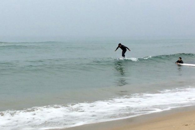 日本海（韓国名：東海）で波に乗るサーファー＝5月29日、韓国襄陽郡