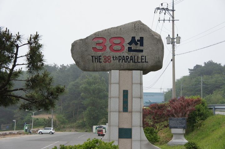 「38度線」を示す休憩所の石碑。台に「平和統一」の文字がある＝5月29日、韓国襄陽郡