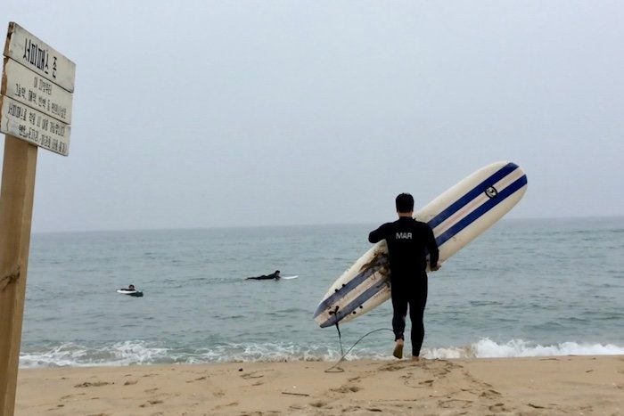 平日のSURFYY BEACHで海に向かうサーファー＝5月29日、韓国襄陽郡