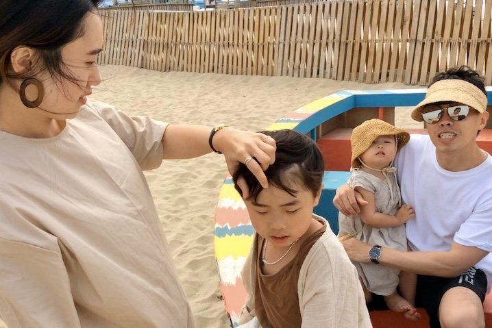 SURFYY BEACHを訪れた家族連れ＝5月29日、韓国襄陽郡