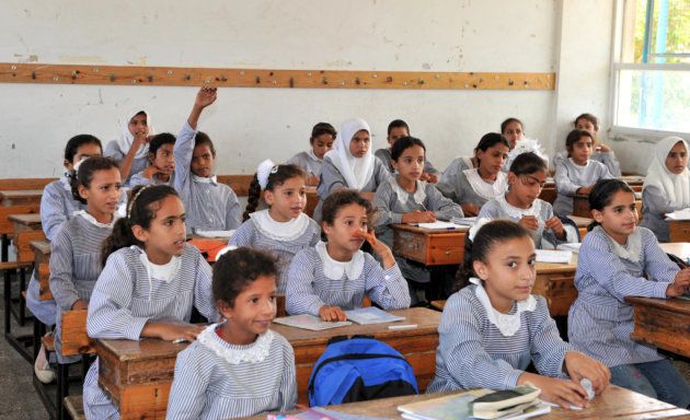 UNRWAの中学校で学ぶ女子学生たち