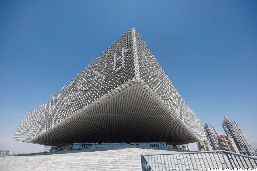 中国の砂漠には 豪華すぎるゴーストタウンがある 画像集 ハフポスト