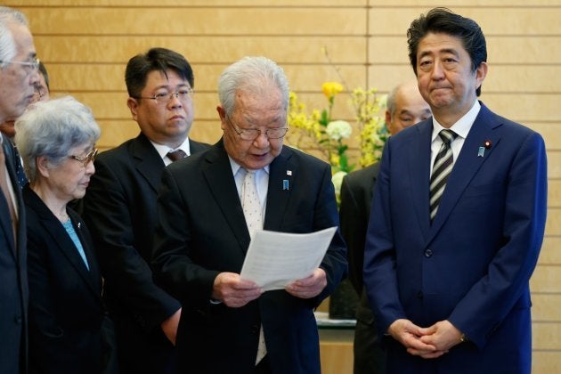 安倍晋三首相（右）と面会する、北朝鮮による拉致被害者家族会の飯塚繁雄代表（右から3人目）や横田早紀江さん（同5人目）ら＝3月30日、東京