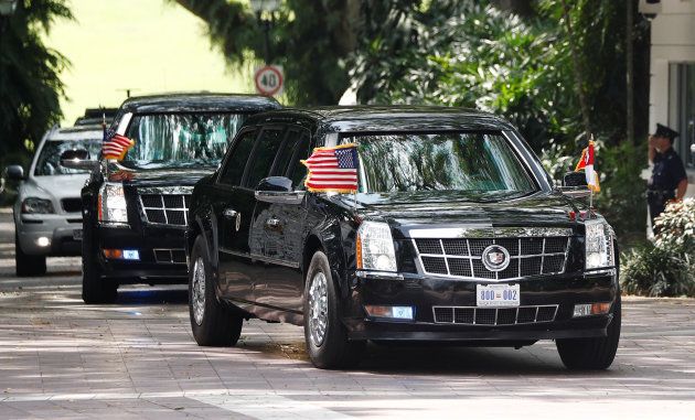 会談会場のホテルに向かうトランプ大統領を乗せた専用車などの車列＝6月12日、シンガポール