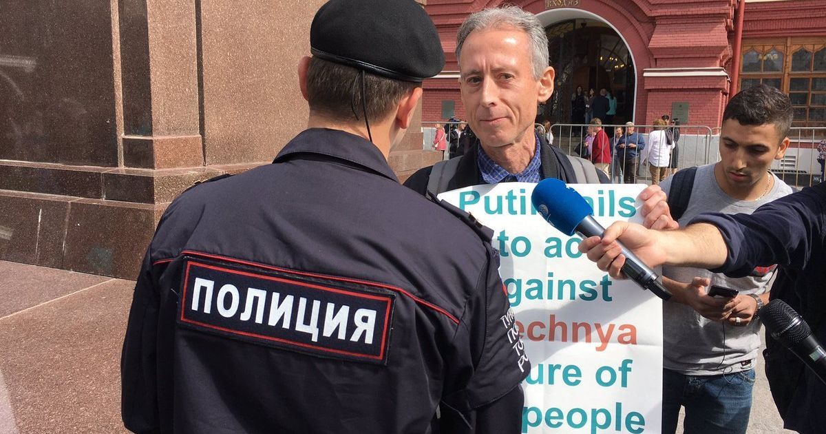 ワールドカップ開幕直前のモスクワで イギリスのゲイ活動家が一時拘束 ハフポスト