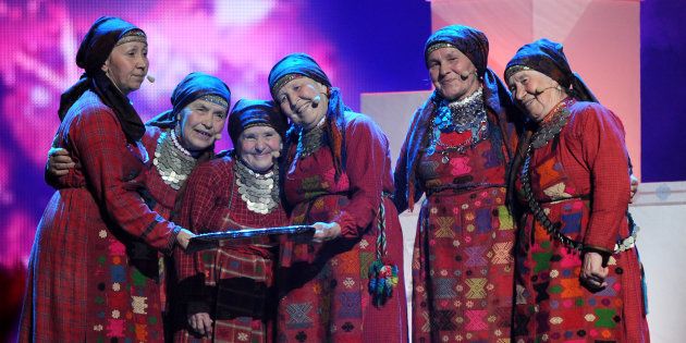 ユーロビジョンに出演する「ブラノボおばあさん」＝2012年5月、アゼルバイジャン・バクー