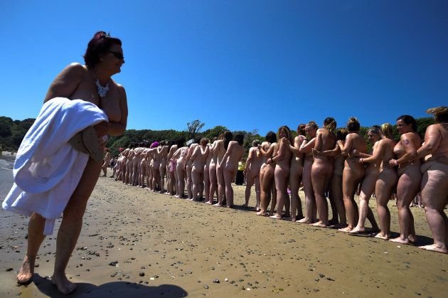 2500人以上の女性が全裸で海に飛び込む アイルランドで新たなギネス記録誕生 動画 ハフポスト