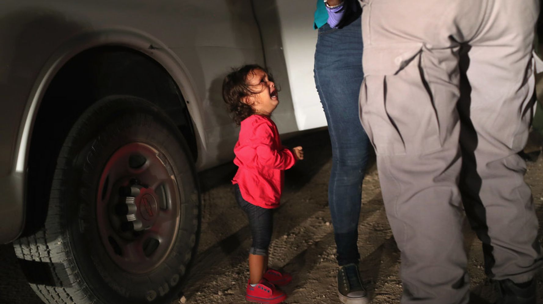 2歳の女の子が泣く 今 アメリカとメキシコの国境で親子が引き離されている ハフポスト
