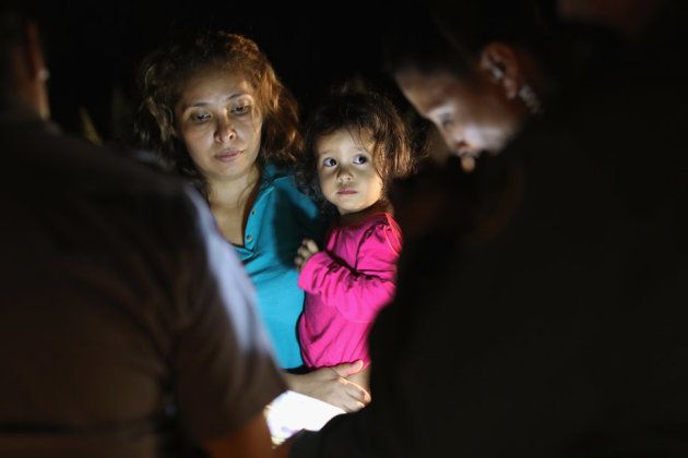 アメリカとメキシコの国境付近で拘留される、中米出身の亡命希望者。2018年6月12日、テキサス州マッカレンで撮影。