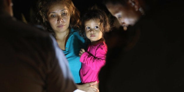 アメリカとメキシコの国境付近で拘留される、中米出身の亡命希望者。2018年6月12日、テキサス州マッカレンで撮影。撮影したのは、ピュリツァー賞を受賞した、ゲッティイメージズの写真家ジョン・ムーア氏。