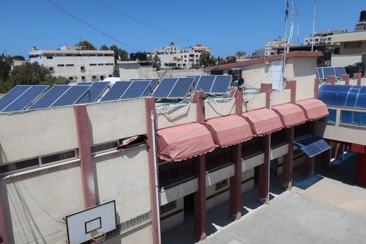 ソーラーパネルをフル活用してガザのエネルギー危機に対応する視覚障害者のためのリハビリセンター（RCVI）。1980年代後半から1995年まで日本の立正佼成会の支援を受けていた。その後、1996年に日本政府の支援で校舎の建て替えが行われ現在に至る 