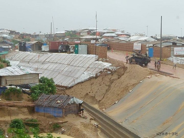 避難民キャンプの至る所で土砂崩れが起きる中、斜面の補強が急がれる