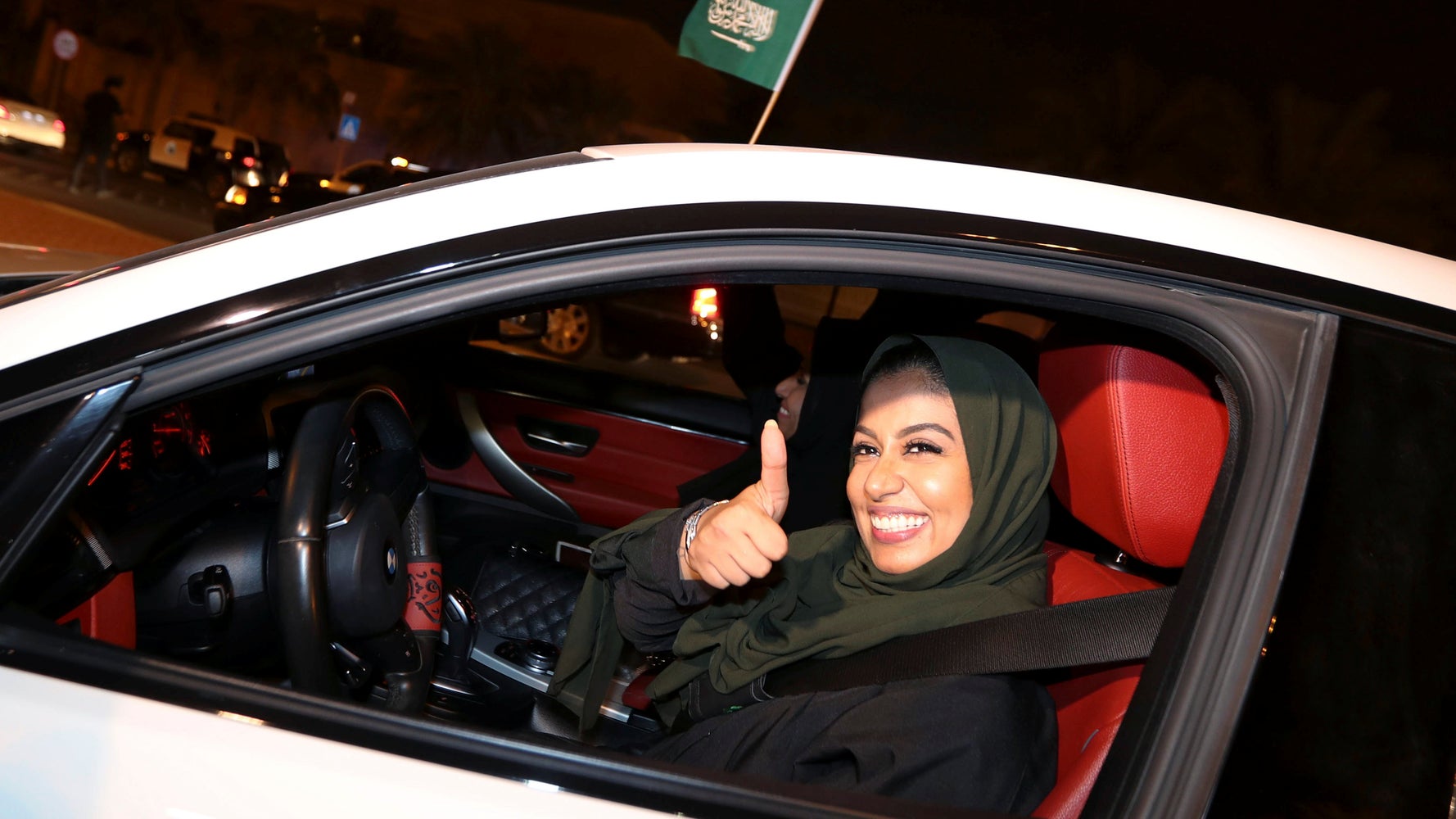 女性たちは笑顔でハンドルを握った サウジアラビアで運転解禁 ハフポスト