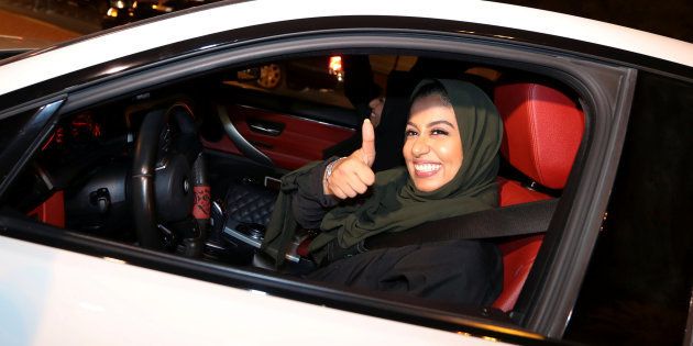 サウジアラビア東部アル・コバールで運転する女性