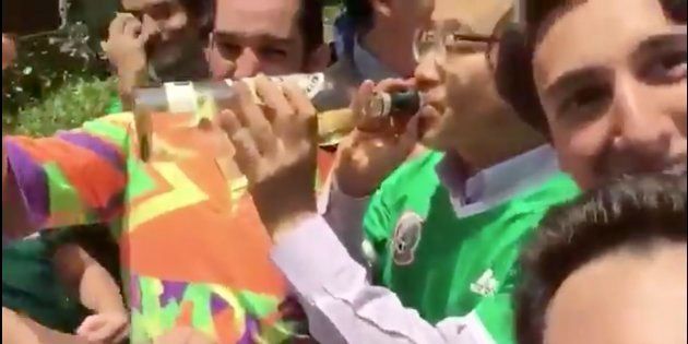 マジ感謝 韓国大使館にメキシコ人殺到 幹部 神対応 でテキーラ ラッパ飲み ワールドカップ ハフポスト