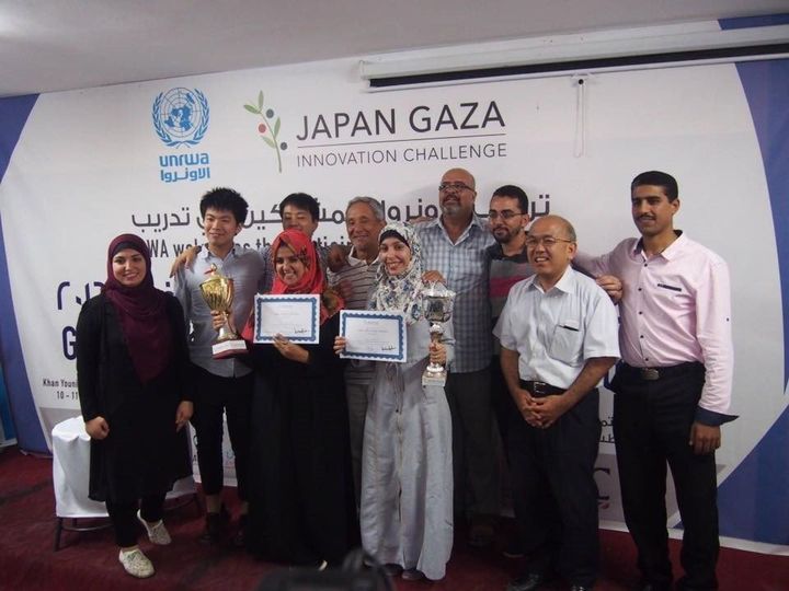ジャパン・ガザ・イノベーション・チャレンジの2016年ビジネス・コンテストの表彰式。賞状を持って写る優勝者のマジドさん（左）と準優勝のアマルさん（右）