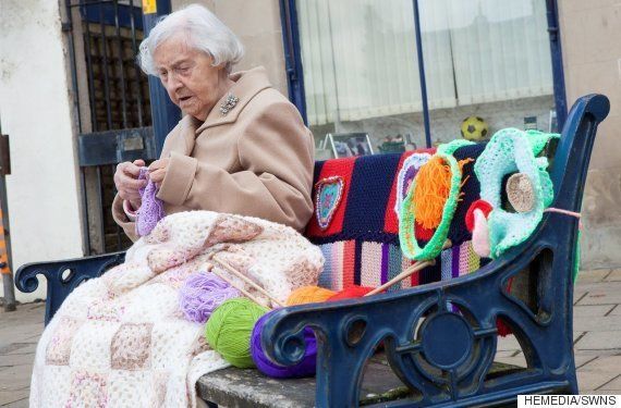 104歳のおばあちゃん 編み物 で街を明るくしちゃった 画像 ハフポスト Life