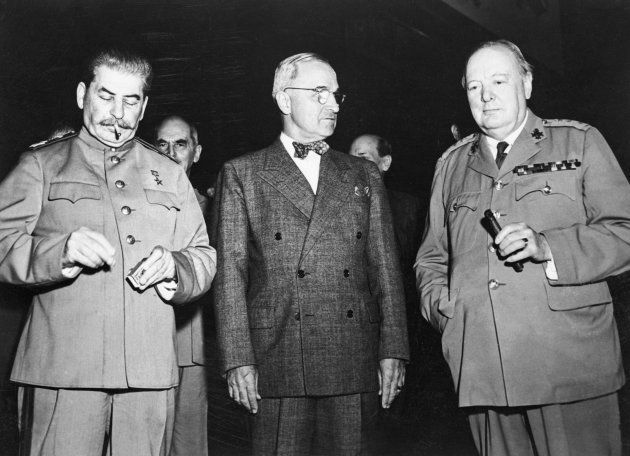 ベルリン郊外のポツダムで第二次大戦後の処理について話し合うソ連指導者のスターリン（左）とアメリカのトルーマン大統領（中央）、イギリスのチャーチル首相＝1945年