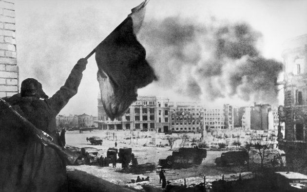 ナチス・ドイツ軍の降伏でスターリングラード攻防戦が終わり、赤旗を掲げるソ連軍兵士＝1943年