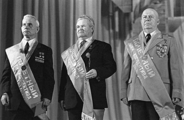 スターリングラード攻防戦の英雄たち。真ん中がザイツェフ＝1983年1月