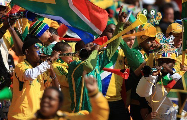 W杯南アフリカ大会の開会式で、ブブゼラを吹く南アフリカのサポーターたち＝2010年