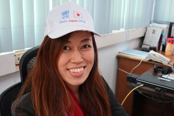 吉田美紀UNRWA渉外・プロジェクト支援担当官。「Gaza Japan 2018」と記された今年の凧揚げ用の帽子をかぶって