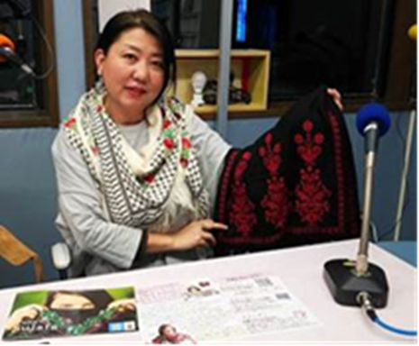 2018年4月にFM草津に出演し、刺繍を通したガザの難民女性への支援について語る北村さん 